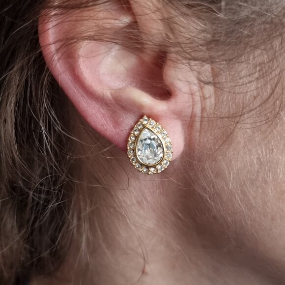 Vintage SWAROVSKI Teardrop Crystal Rhinestones Clear White and Gold Clip Earring - Picture 9 of 9